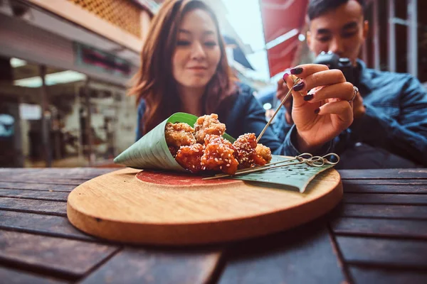 Unga asiatiska par njuta av kinesisk mat på Café — Stockfoto
