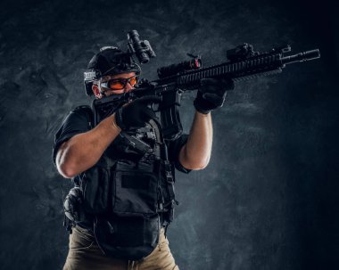 Özel kuvvetler asker bir lazer görüşü ile bir saldırı tüfeği tutan ve hedef hedefliyor.