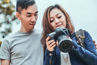 Genç Asyalılar birkaç fotoğraf izliyor