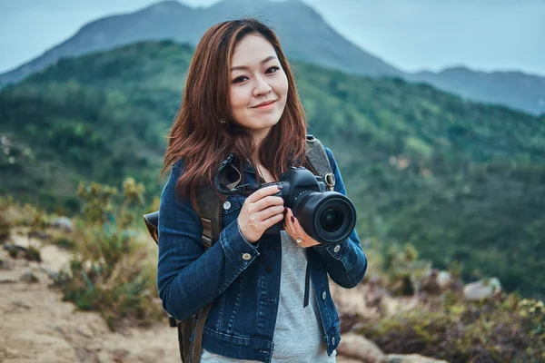 笑顔のアジアの女性は、写真撮影を行う準備ができています — ストック写真