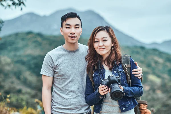 Romántica pareja joven en la naturaleza . —  Fotos de Stock