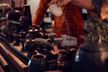 Çin çay töreni. Ahşap iç karanlık odada doğal bir çay dökülen kimono oryantal master.