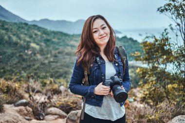 Gülümseyen Asya kadınlar ile kamera