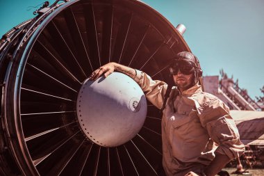 Güneş gözlüğü ve kask ile avcı pilotu