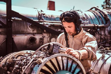 Pilot dışında Jets motoru üzerinde çalışıyor.