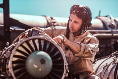 Pilot dışında Jets motoru üzerinde çalışıyor.