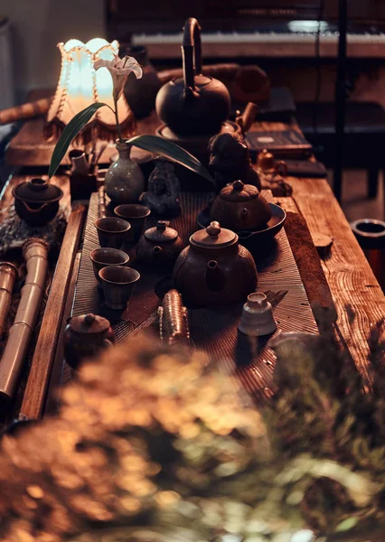 Set of accessories, ceramic cups and teapots all for making a natural delicious aromatic tea. — Stock Photo, Image