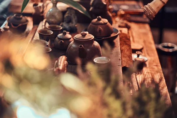 Ensemble d'accessoires, tasses en céramique et théières tout pour faire un thé aromatique délicieux naturel . — Photo
