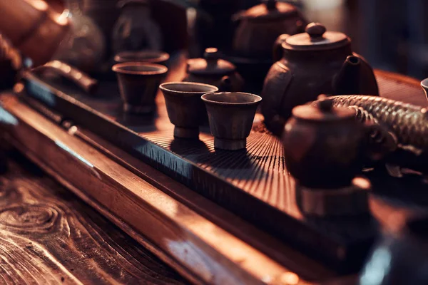 Uppsättning av tillbehör, keramiska muggar och tekannor allt för att göra en naturlig läckra aromatiskt te. — Stockfoto