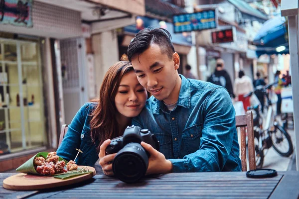 Asijský pár se těší čínskému jídlu a sledování obrázků — Stock fotografie