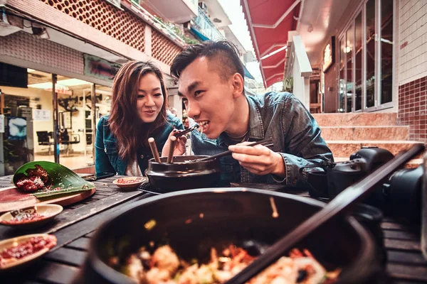 Asijský pár se stravují v čínské kavárně — Stock fotografie