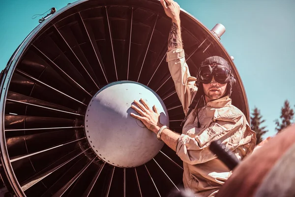 Piloto de combate con gafas de sol y casco . — Foto de Stock