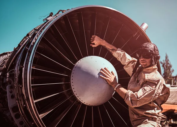 Piloto de combate con gafas de sol y casco — Foto de Stock