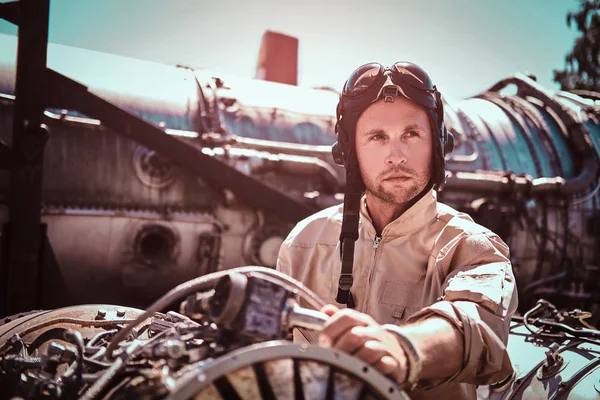 Piloto pensativo está arreglando el motor de chorros — Foto de Stock