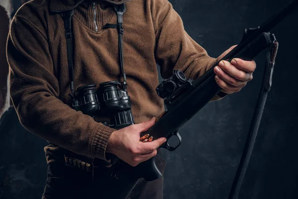 Primer plano en las manos. Apertura de la temporada de caza de primavera. Hunter listo para cazar y cargar un rifle de caza —  Fotos de Stock