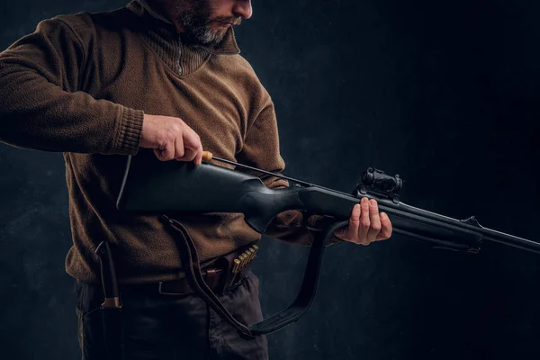 Vårens jakt säsong inleds. En man renar gevär fat — Stockfoto