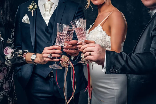 Gelin ve damat yakın çekim bir düğün partide şampanya gözlük gözsüz. — Stok fotoğraf