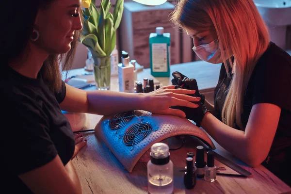 Master manicura aplicar esmalte en las uñas naturales de los clientes en el salón de belleza . —  Fotos de Stock