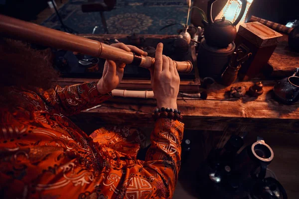 Традиція, здоров'я, гармонії. Китайська чайна церемонія. Чайного майстра в кімоно виконує в темній кімнаті з дерев'яними інтер'єр, граючи на бамбуковій флейті — стокове фото