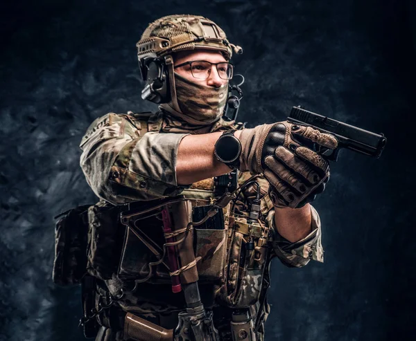 Eliten enhet, Special Forces soldat i kamouflage uniform innehar en pistol och tittar i sidled — Stockfoto