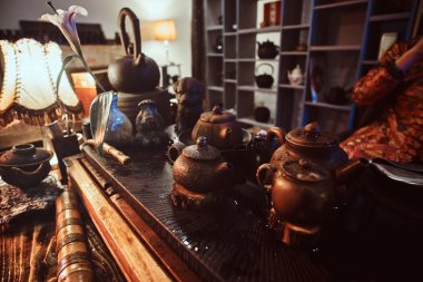 Ahşap iç karanlık odada doğal çay yapma kimono beyaz master. Gelenek, sağlık, harmony. Çin çay töreni