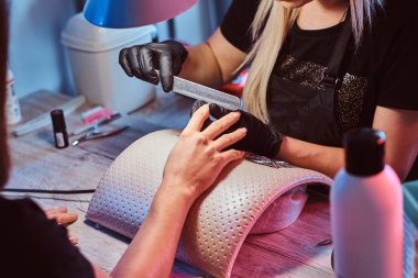 Salonda tırnak dosyalama süreci.