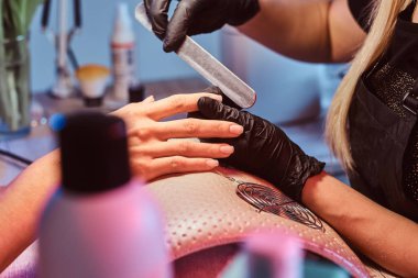 Salonda tırnak dosyalama süreci.