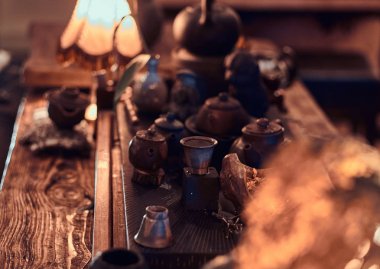 Geleneksel Asya çay töreni. Aksesuarlar, seramik bardak ve çaydanlıklar, tüm doğal lezzetli aromatik çay yapmak için kuru bitki yaprakları