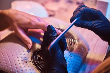 Müşteri ile çalışma manikürcü ellerine odaklanın.