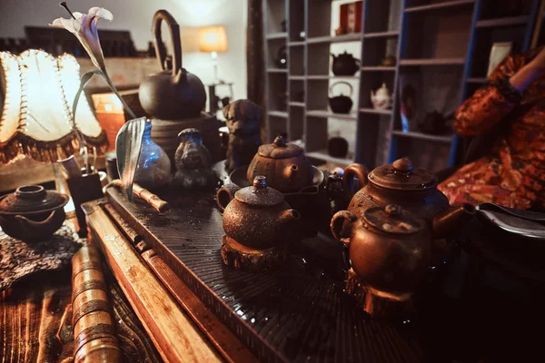 Caucasian master in kimono making natural tea in the dark room with a wooden interior. Tradition, health, harmony. Chinese tea ceremony — Stock Photo, Image