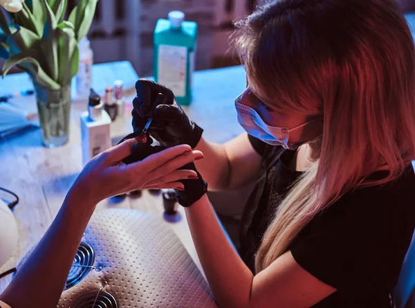 Bastante manicure aplicando esmalte . — Fotografia de Stock