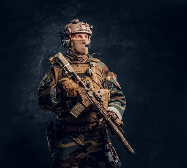 Unidade de elite, soldado das forças especiais em uniforme de camuflagem posando com rifle de assalto . — Fotografia de Stock