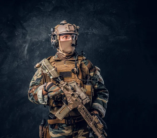 Unidade de elite, soldado das forças especiais em uniforme de camuflagem posando com rifle de assalto . — Fotografia de Stock