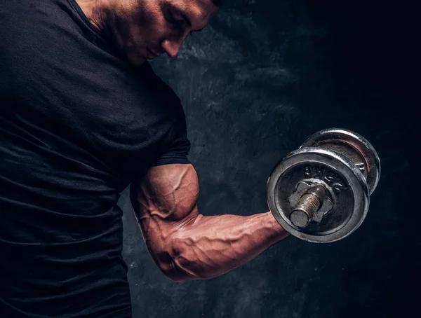 Muscular atractivo culturista levantando una barra —  Fotos de Stock