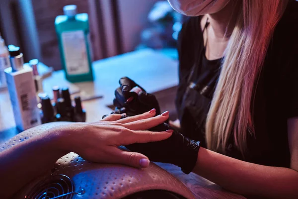 Processo de fazer manicure no salão de spa . — Fotografia de Stock