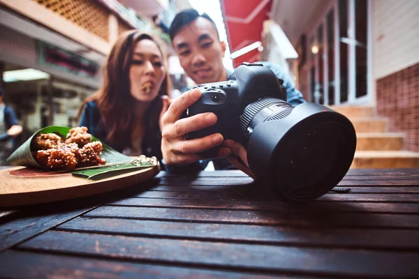 アジアのカップルが中国料理を楽しみ、写真を見る — ストック写真