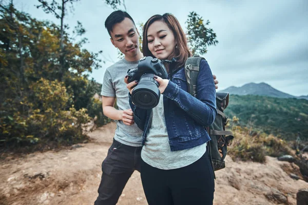 アジアのカップルは、カメラで写真を見ている — ストック写真