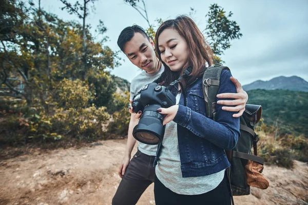 アジアのカップルは、カメラで写真を見ている — ストック写真