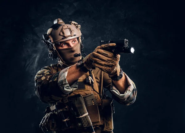 Unidade de elite, soldado das forças especiais em uniforme de camuflagem segurando uma arma com uma lanterna e laims no alvo . — Fotografia de Stock