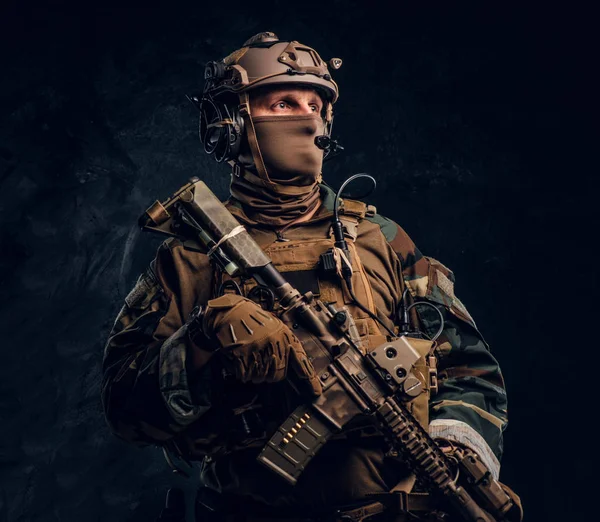 Elitarna jednostka, żołnierz sił specjalnych w kamuflażu jednolite, pozowanie z karabin szturmowy. — Zdjęcie stockowe
