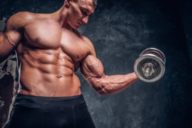 Bodybuilder dumbbell ile egzersizleri yapar 