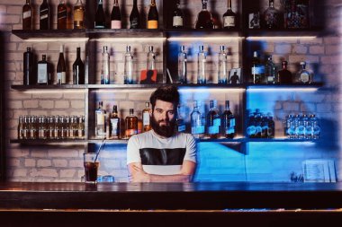 Silah ile poz emin sakallı barmen gece kulübünde Bar sayacı arkasında geçti.