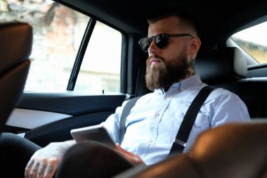 Arabada tattoes ile sakallı adam portresi