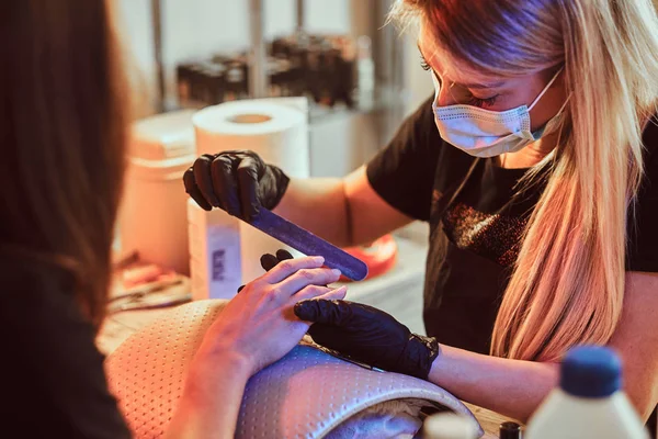 Nail Master werkt met nagelvijl. — Stockfoto