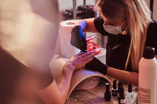 Manicure feminina está trabalhando com o cliente — Fotografia de Stock