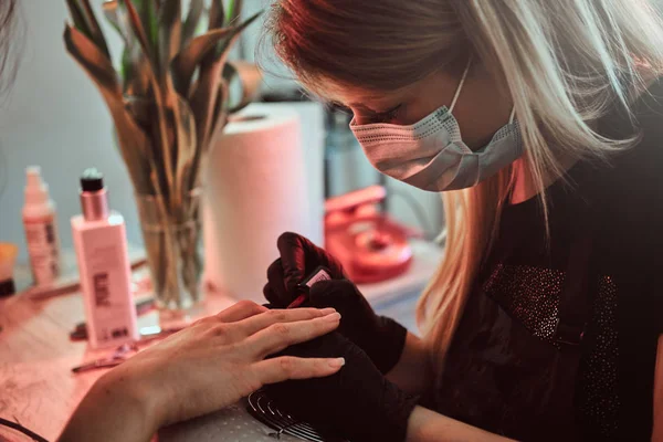 Joven manicura maestro está trabajando en los clientes uñas . —  Fotos de Stock
