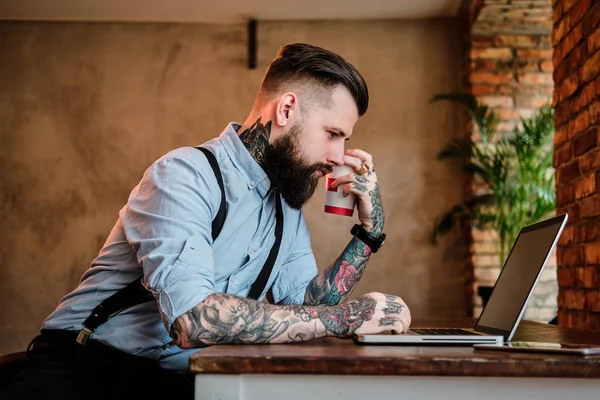 Portret van bebaarde man met tattoes op zijn armen — Stockfoto