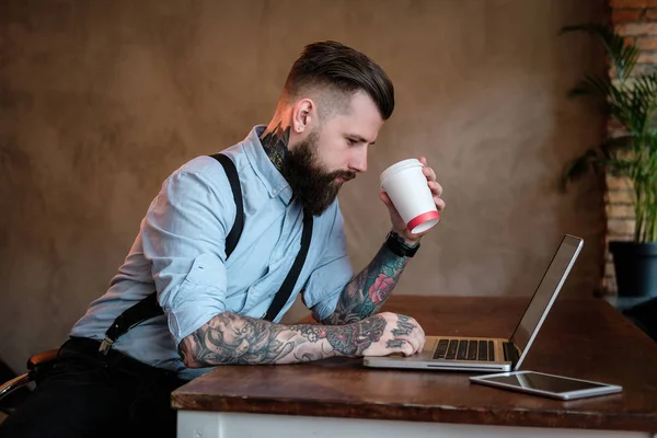 Retrato de homem barbudo com tatuagens nos braços — Fotografia de Stock