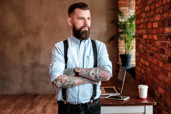 Retrato de hombre barbudo con tatuajes en los brazos —  Fotos de Stock