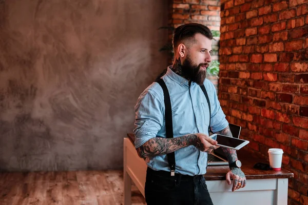 Портрет бородатого мужчины с татуировками на руках — стоковое фото